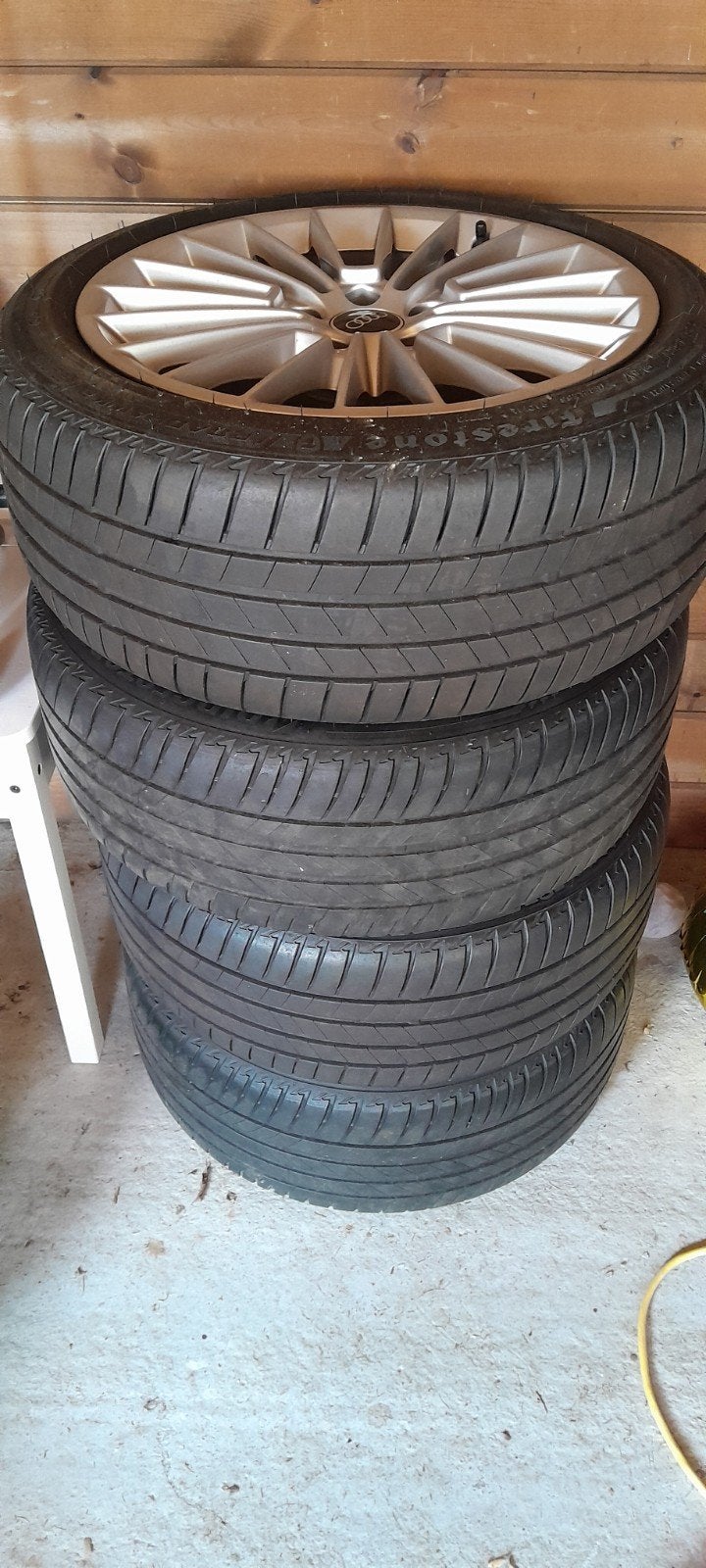BRIDGESTONE BANDEN  AUDI A3  + bandenstapelaar, Ophalen