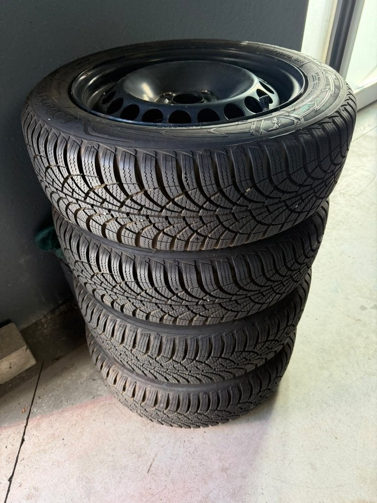 4 PNEUS HIVER GOODYEAR 185/60R15 88T sur jantes Hyundai I20, Autos : Pièces & Accessoires, 15 pouces, Pneus hiver, Véhicule de tourisme