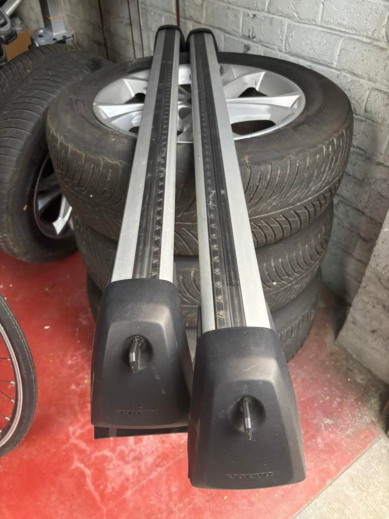 Dakdragers Volvo EC 40, Ophalen, Zo goed als nieuw
