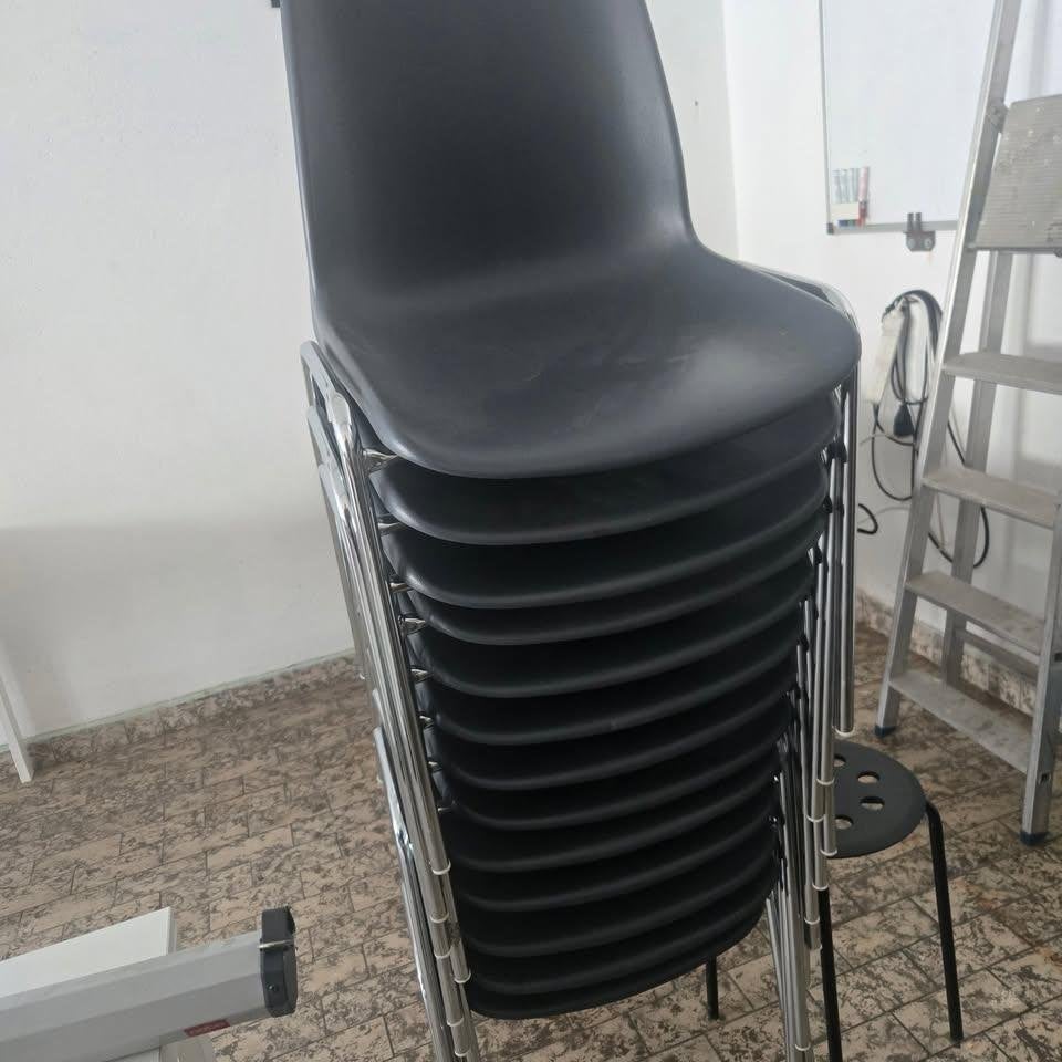 Lot de 13 chaises empilables noires – Très bon état, Maison & Meubles, Chaises, Métal, Enlèvement, Noir, Cinq, Six Chaises ou plus