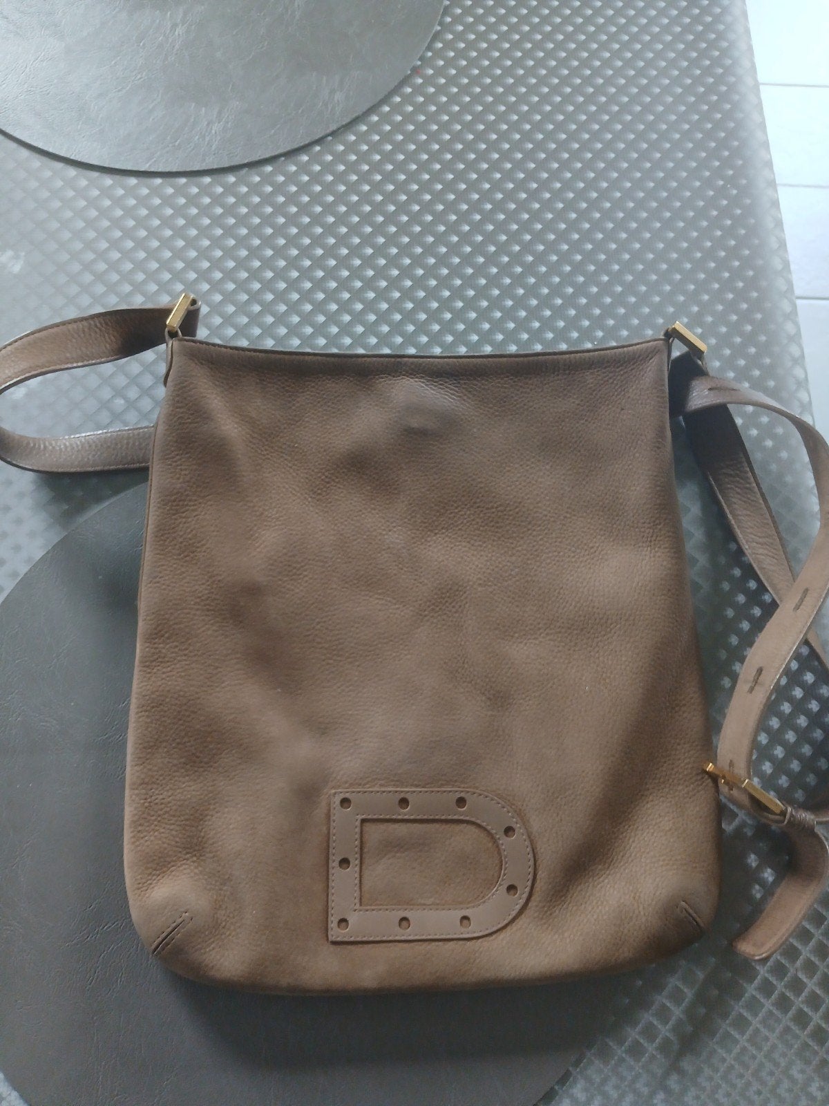 Handtas van Delvaux, Ophalen