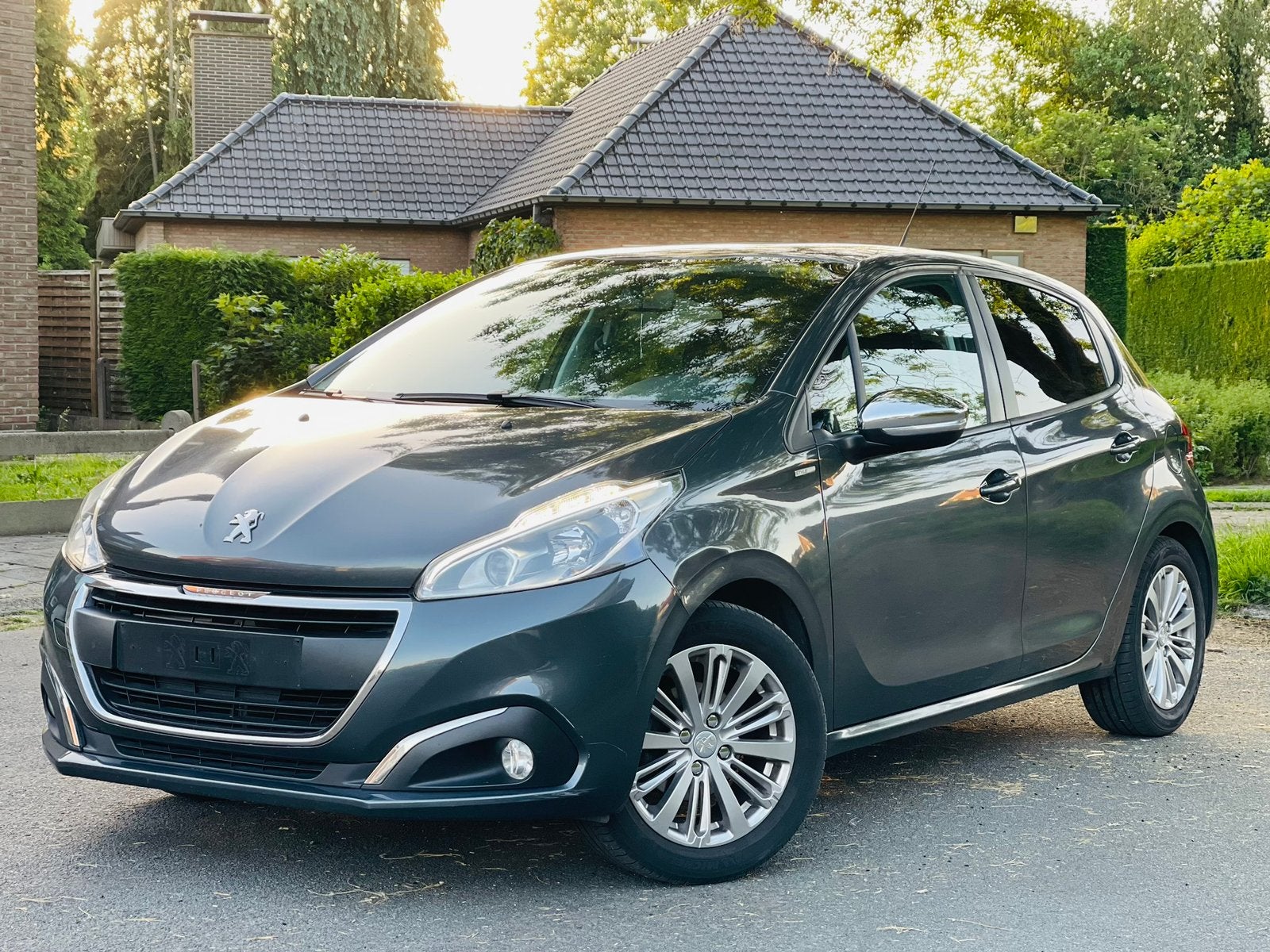 Peugeot 208 PURE TECH 1.2 benzine 106.000 km GSM 0485391477, Argent ou Gris, Achat, Euro 6, Capteur de lumière