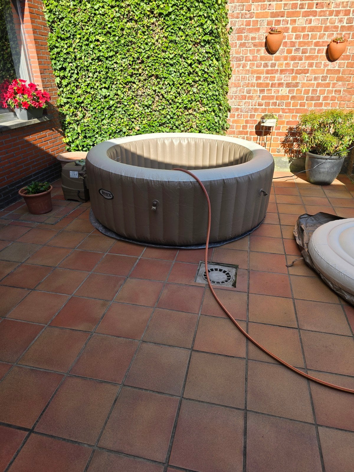 mooie jacuzzi van het merk intex, Tuin en Terras, Ophalen, Zo goed als nieuw, Afdekzeil, Opblaasbaar
