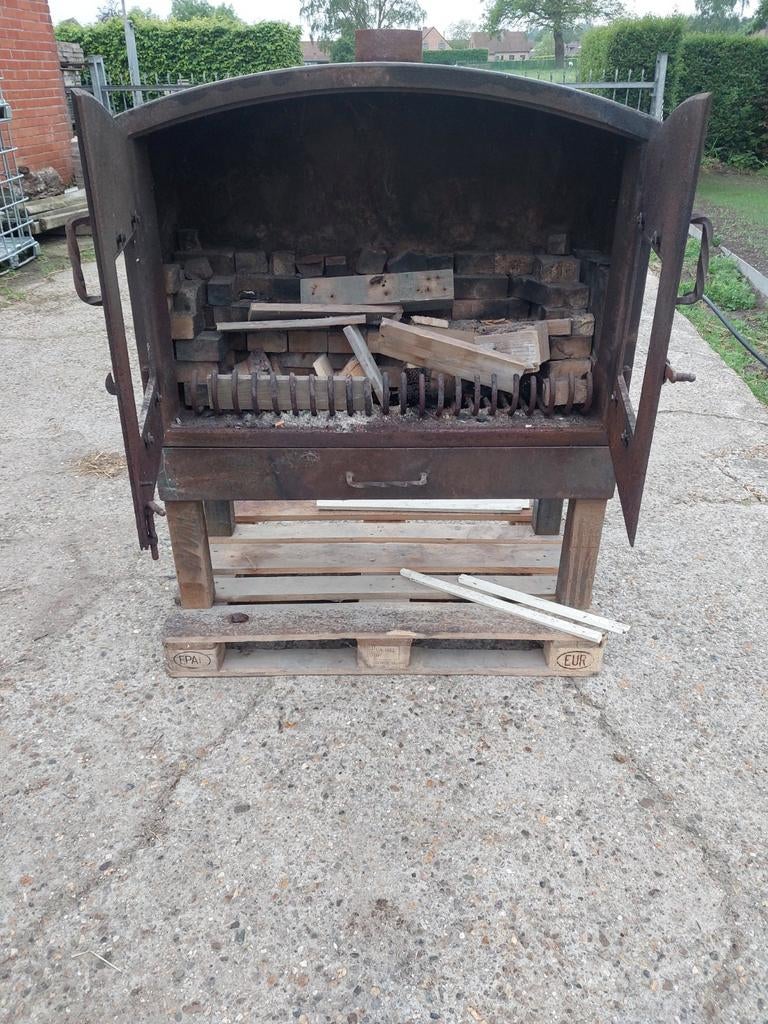 Te koop zeer degelijke en grote kachel, Ophalen