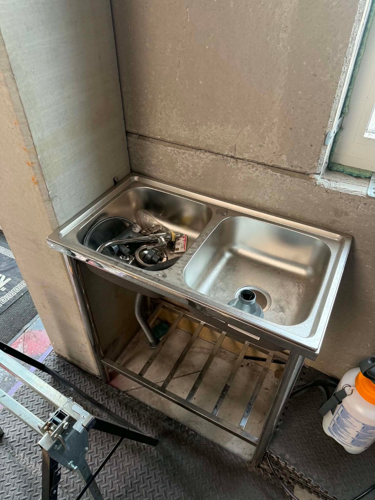 Nouveau lavabo, Enlèvement, Neuf