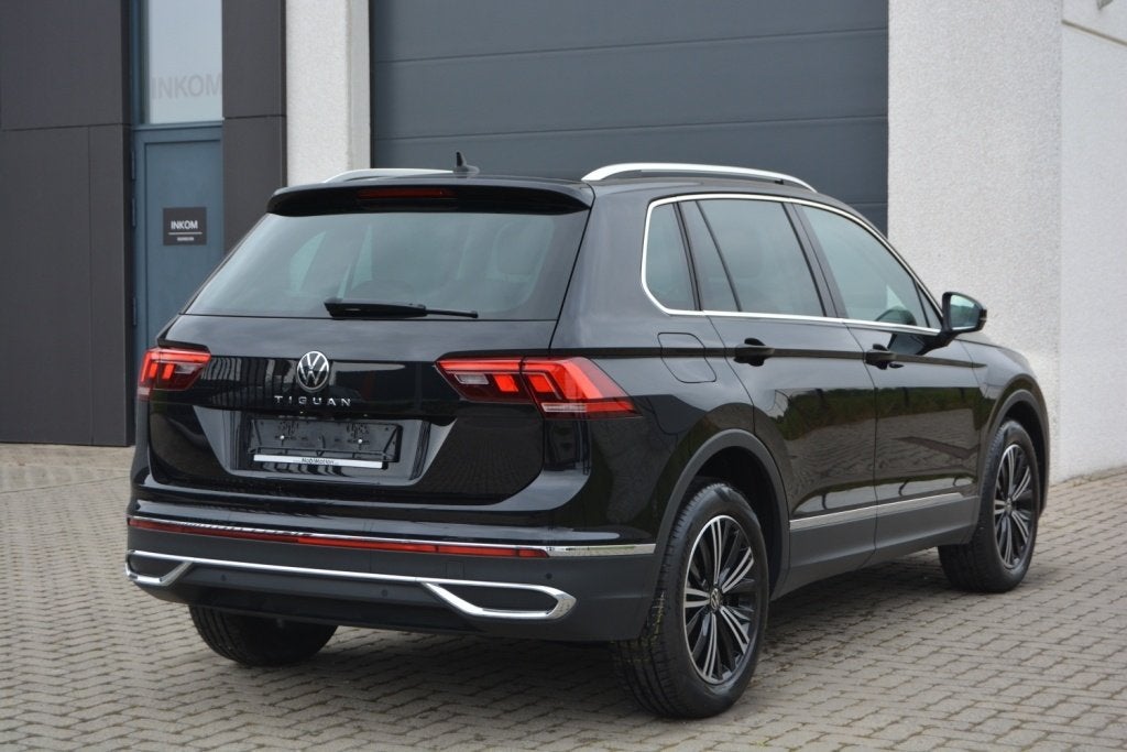 VW Tiguan eHybrid 1.4 Elegance 245PK Matrix LED/Navi/M: 2023, Auto's, Volkswagen, 1800 kg, 4 cilinders, Parkeerassistent, Zwart
