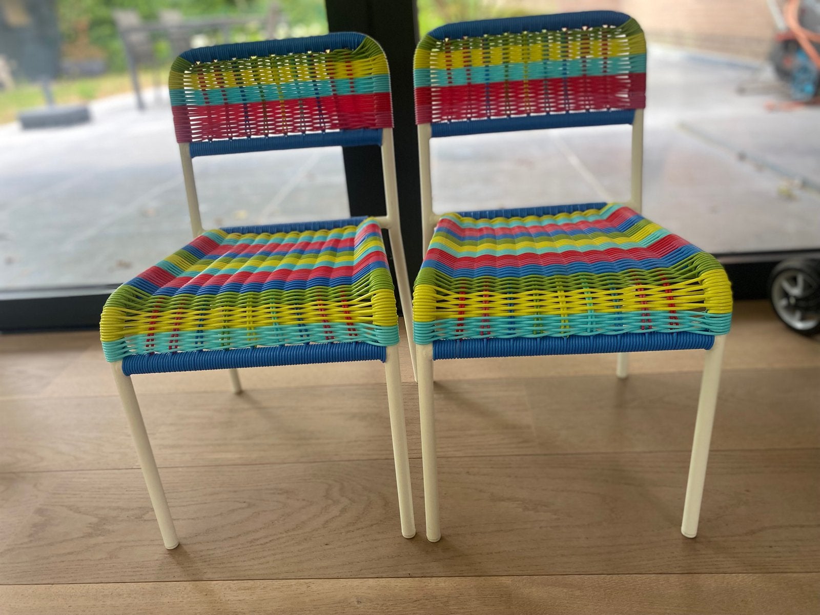 2 Färgglad veelkleurige stoeltjes, Kinderen en Baby's, Kinderkamer | Tafels en Stoelen, Ophalen, Zo goed als nieuw