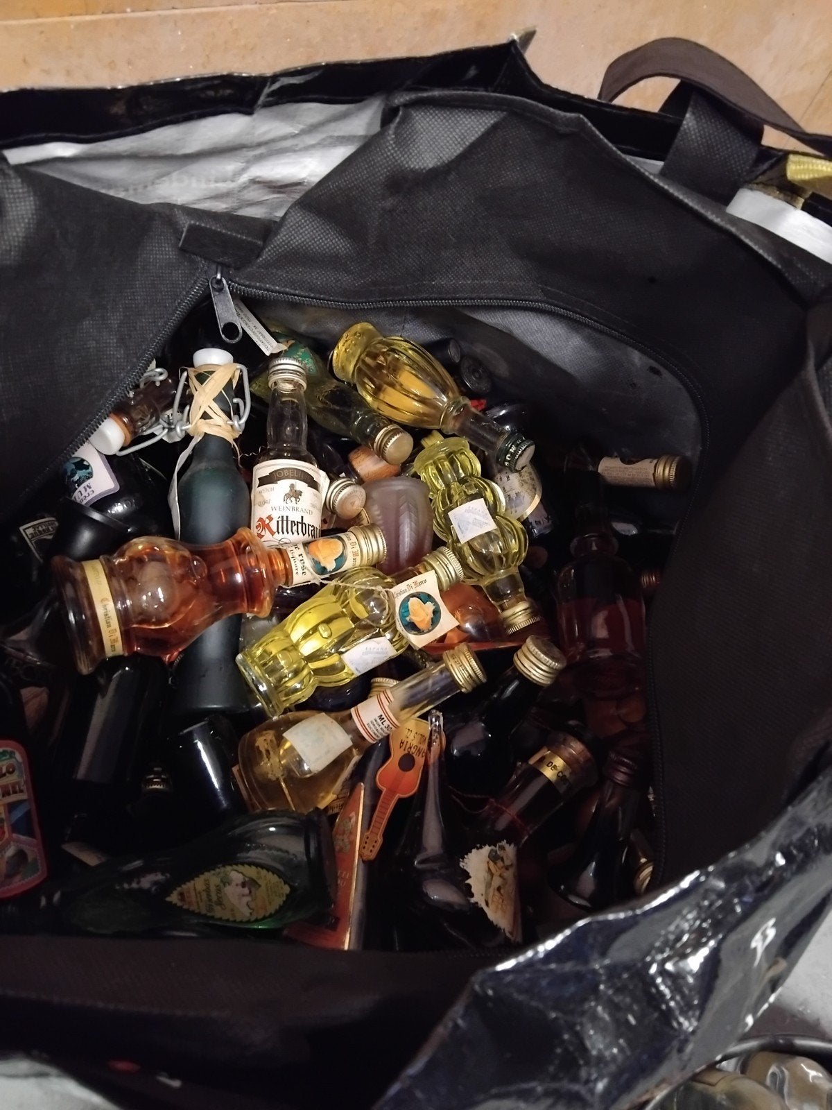 diverse miniflesjes drank, Enlèvement