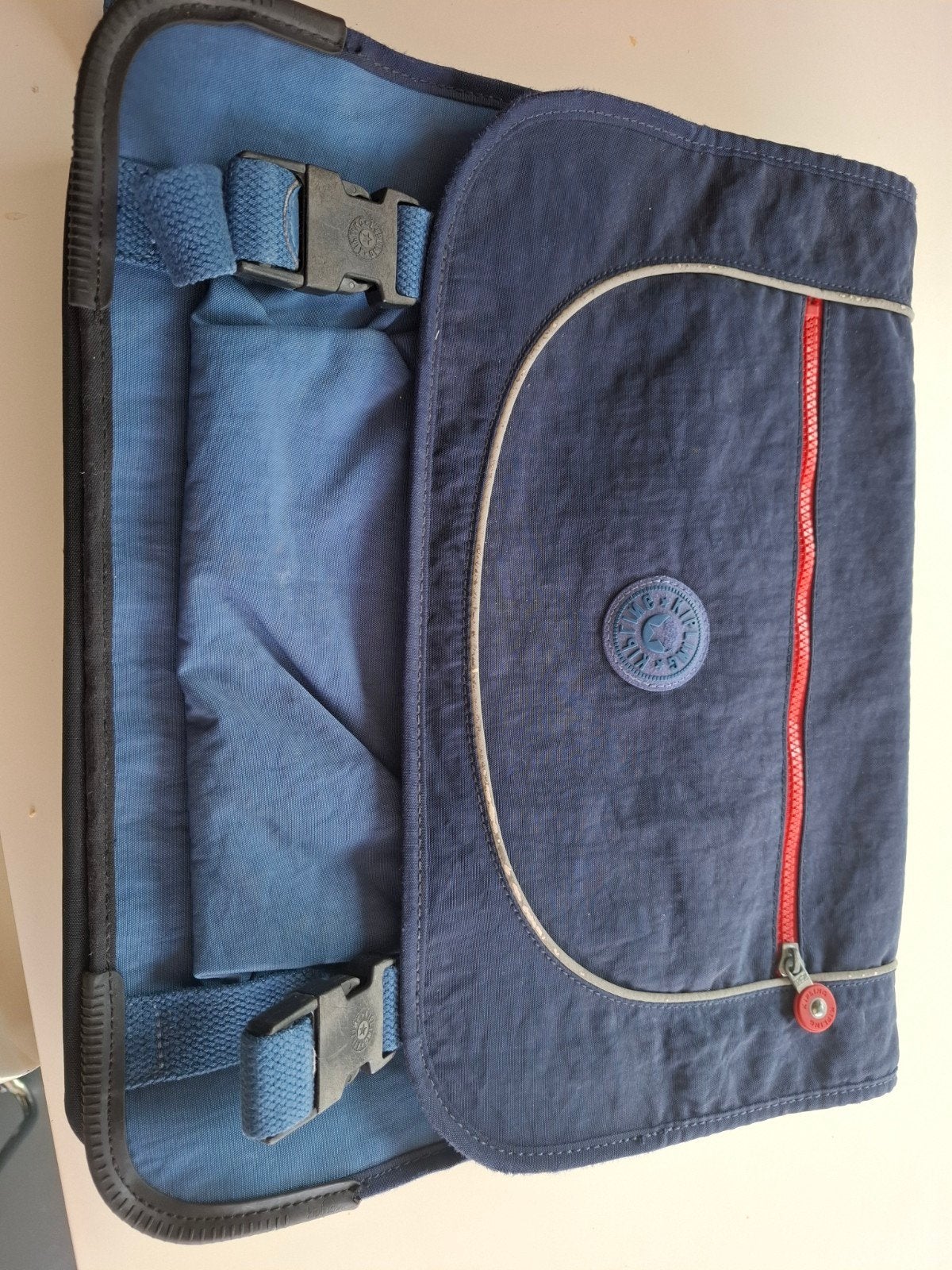kipling boekentas, Ophalen