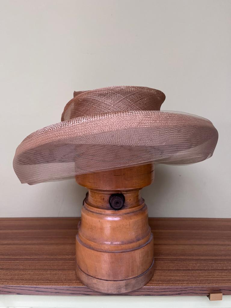Grote feestelijke beige hoed - Nieuw, Kleding | Dames, Ophalen of Verzenden, Nieuw, 56 of 57 cm (M, 7 of 7⅛ inch), Hoed