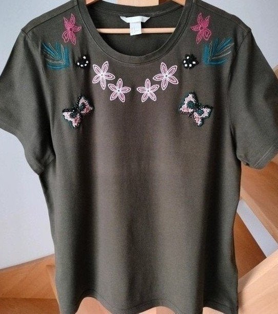 Prachtige T-shirt met pareltjes en borduursel. Medium, Kleding | Dames, T-shirts, Maat 38/40 (M), H&M, Ophalen of Verzenden, Zo goed als nieuw