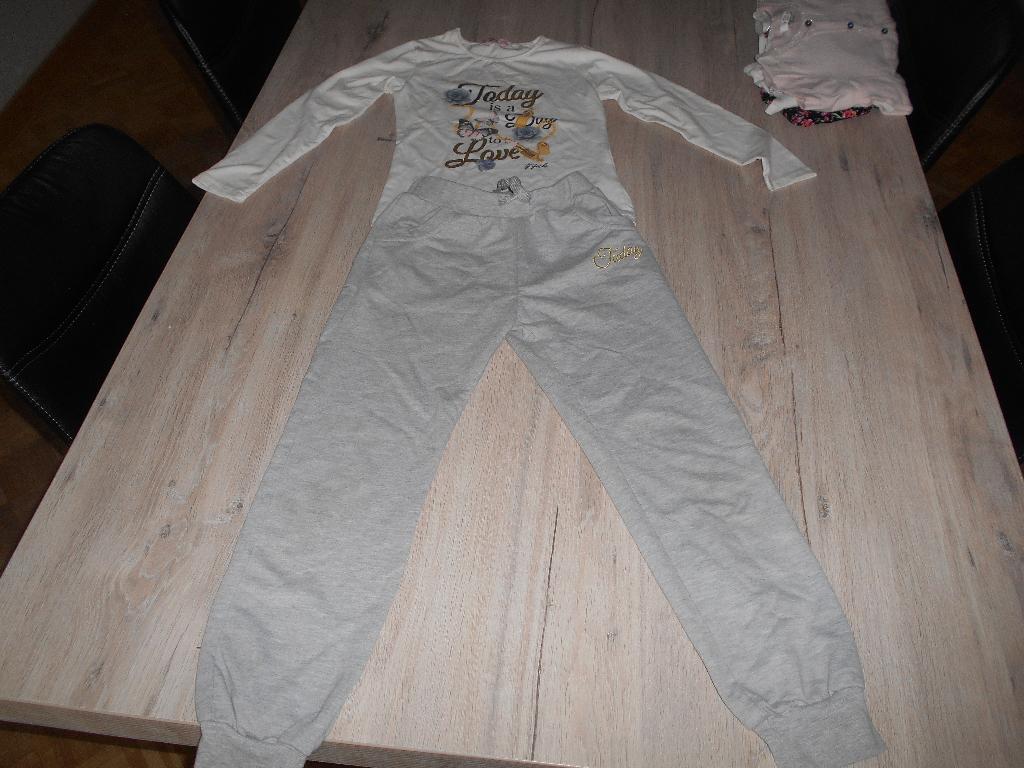 sportief setje maat 134 - 140, Kinderen en Baby's, Kinderkleding | Maat 134, Ophalen of Verzenden, Zo goed als nieuw, Meisje, Sport- of Zwemkleding