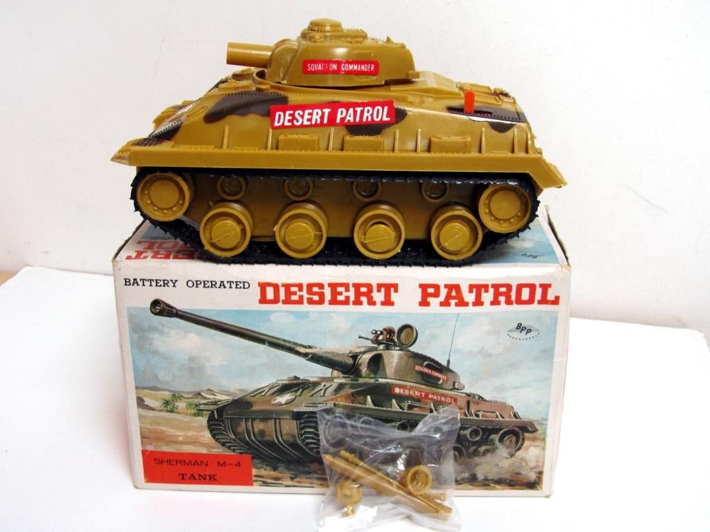 Sherman M-4 Tank Desert Patrol Battery Operated Hong Kong, Enlèvement ou Envoi, Neuf, Autres types