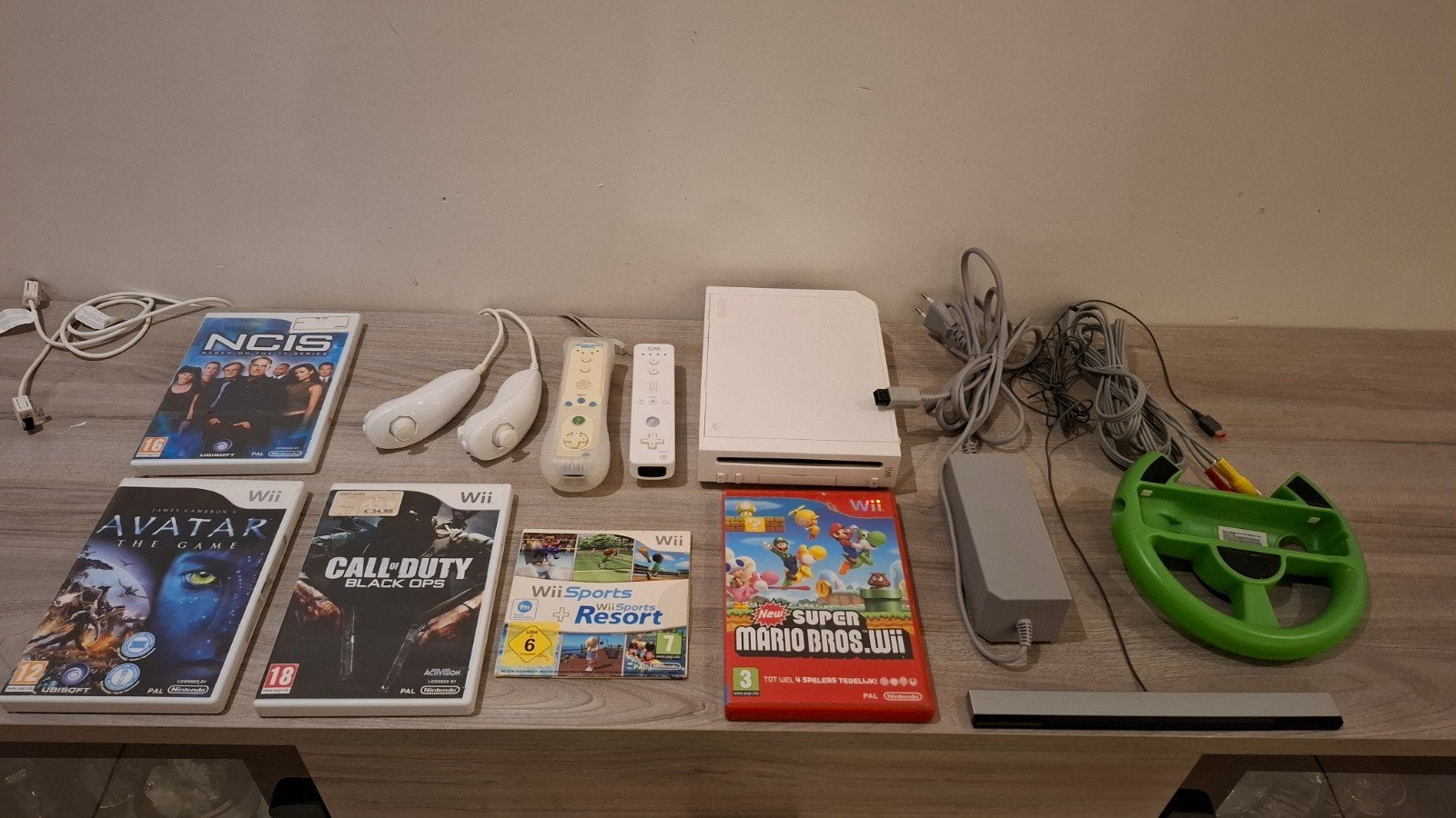 Nintendo Wii en bonne état avec deux manettes et jeux, Enlèvement ou Envoi