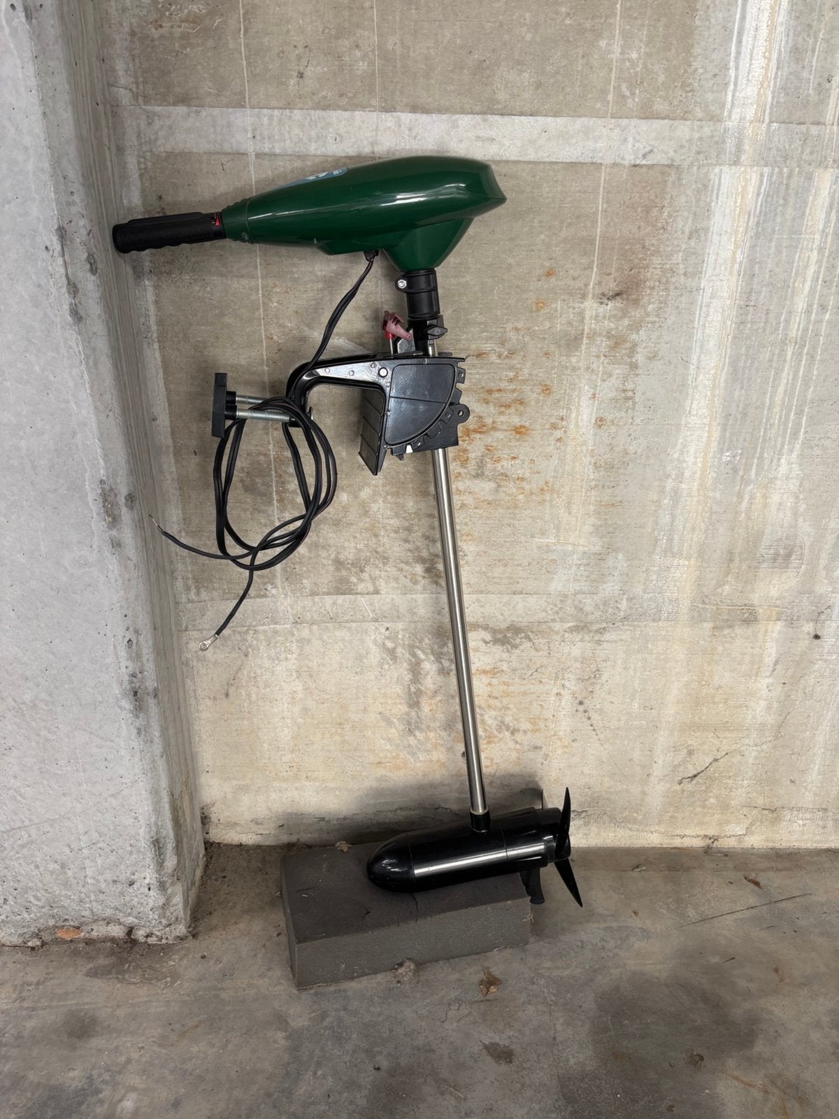 JRC 44 lbs Elektrische Buitenboordmotor 12V, Ophalen, Zo goed als nieuw