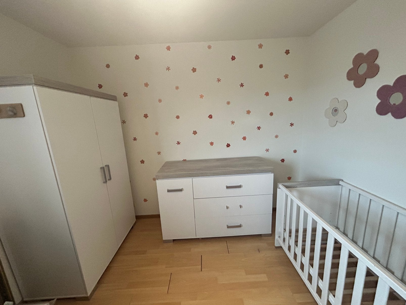 Ensemble de chambre de bébé : berceau, commode et armoire, Enlèvement, Comme neuf