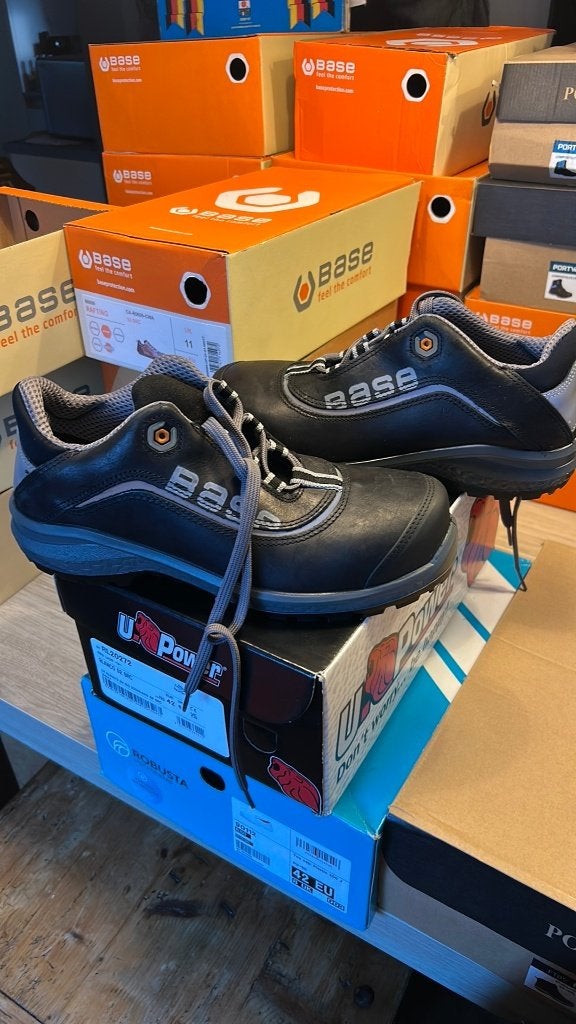 Zwarte lage schoenen met ijzeren tip maat 44, Enlèvement