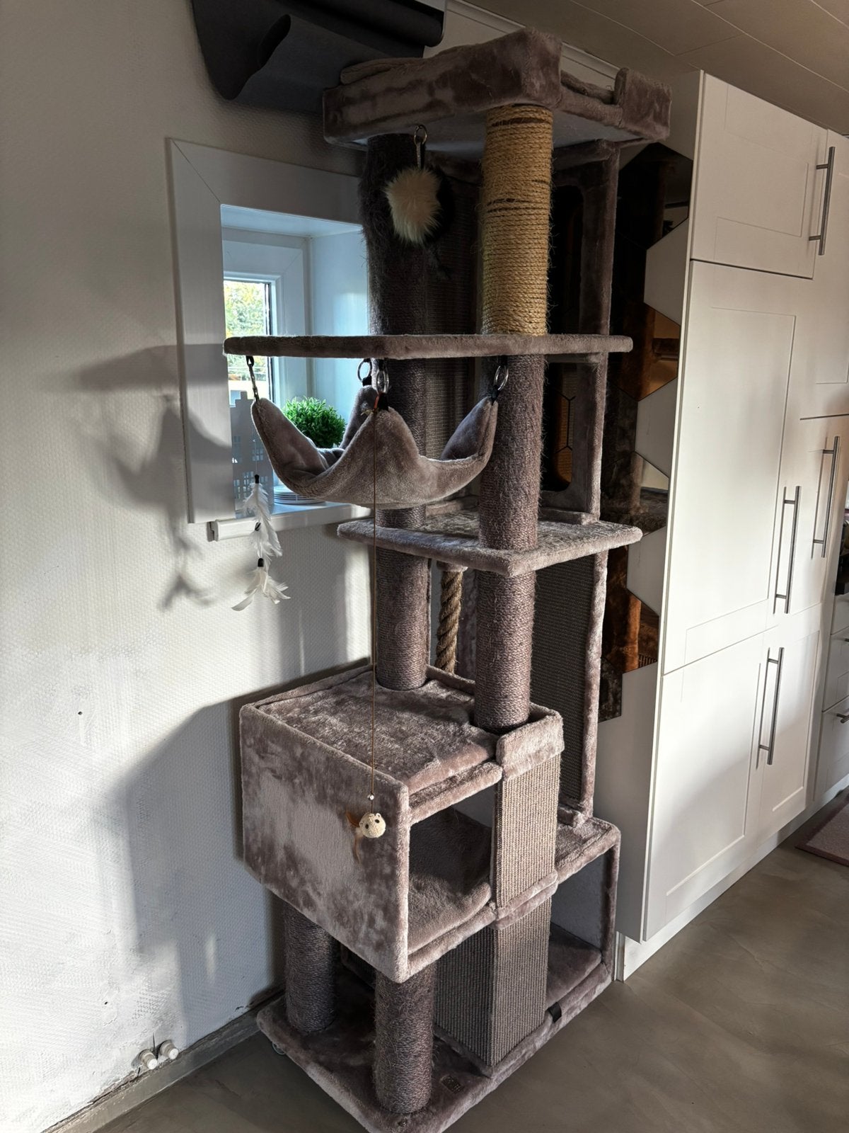 Arbre à chat de 2,1 m sur 0,5/0,7 m en bon état avec roues, Enlèvement, Comme neuf, Griffoir