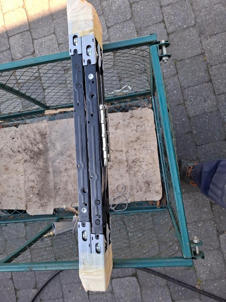 2 Rails voor zetels mercedes v class, Ophalen, Nieuw, Mercedes-Benz