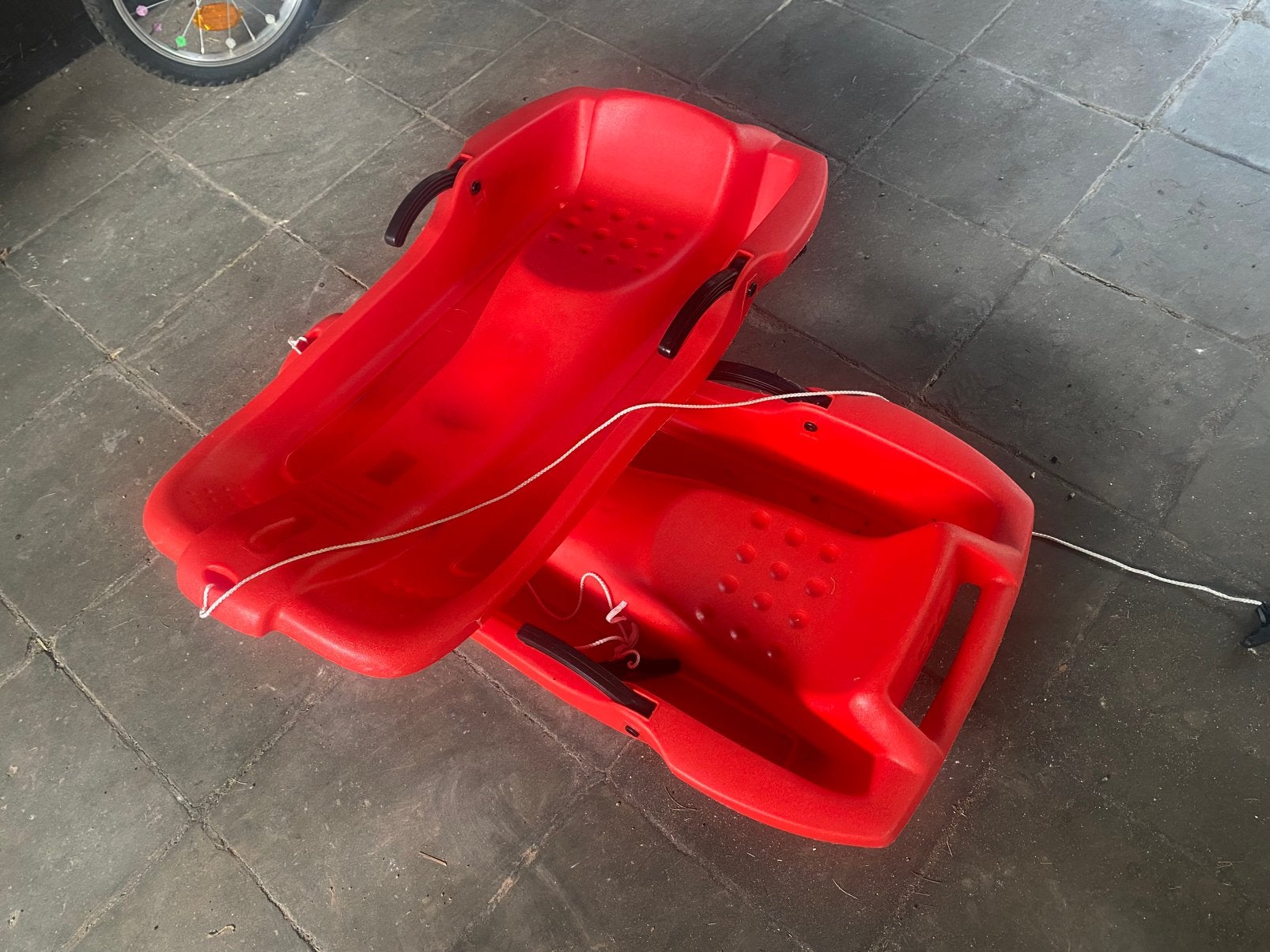 Set of 2 EDA plastic sleds with brakes, Enlèvement, Frein, Utilisé, Plastique