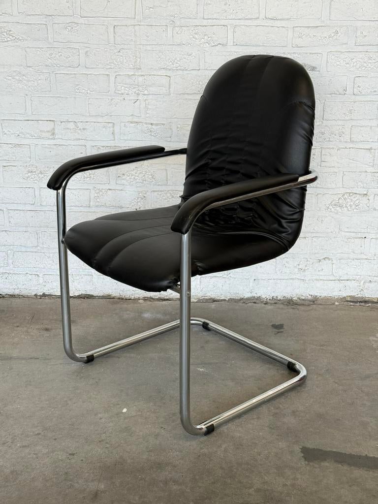 Chaise design vintage chrome & cuir noir avec accoudoirs, Ophalen