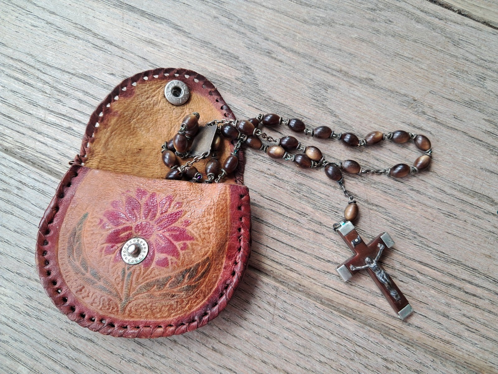 Bruinachtige paternoster in fleurig lederen etuitje, Ophalen of Verzenden
