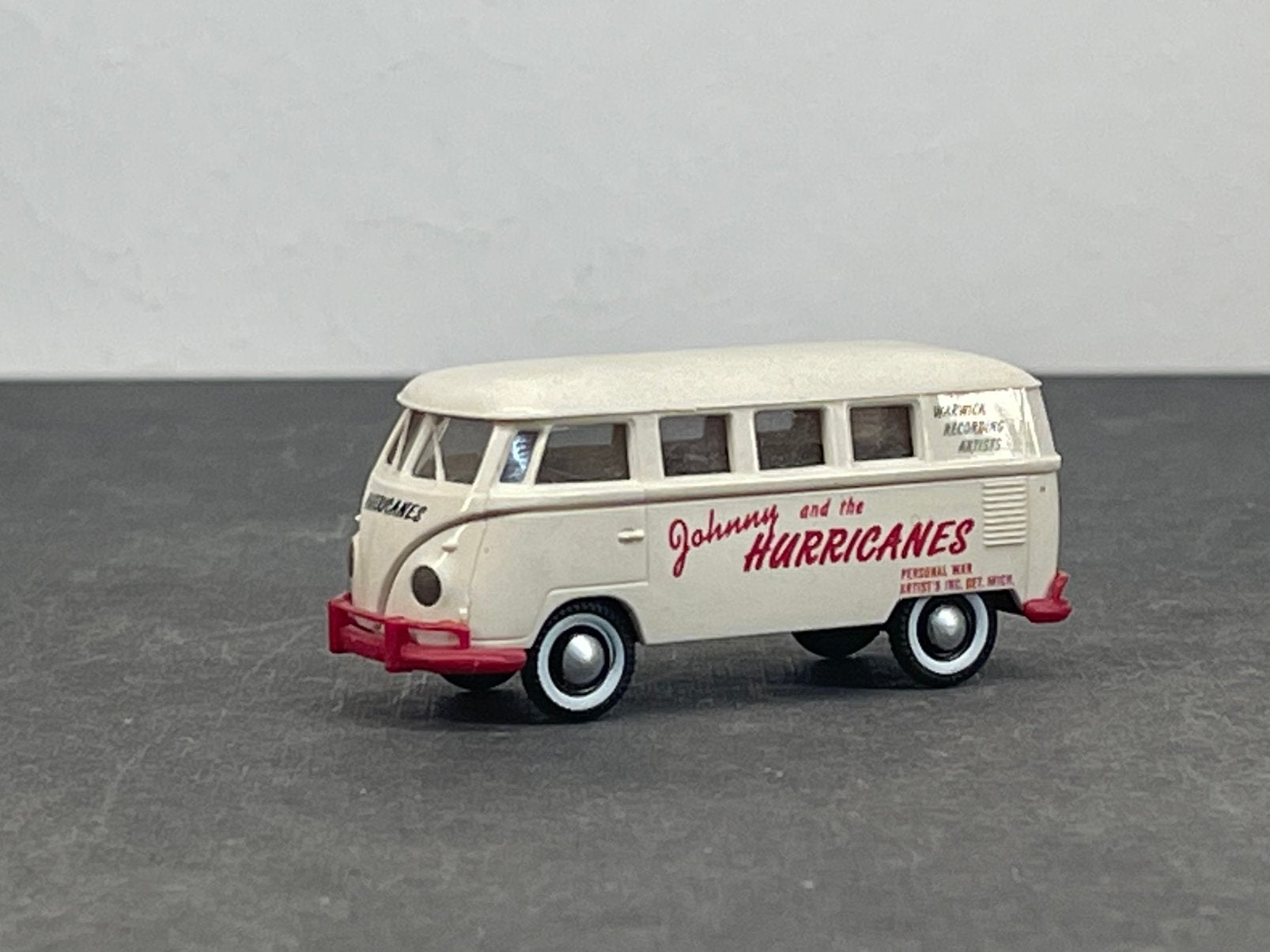 Brekina VW T1 Johnny and the Hurricanes 1:87, Hobby & Loisirs créatifs, Voitures miniatures | 1:87, Enlèvement ou Envoi, Comme neuf