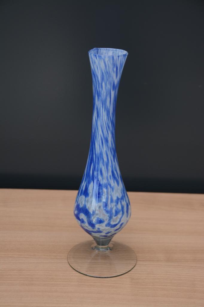 blauwgetinte glazen vaas op voet, Huis en Inrichting, Ophalen, Zo goed als nieuw, Blauw, Glas
