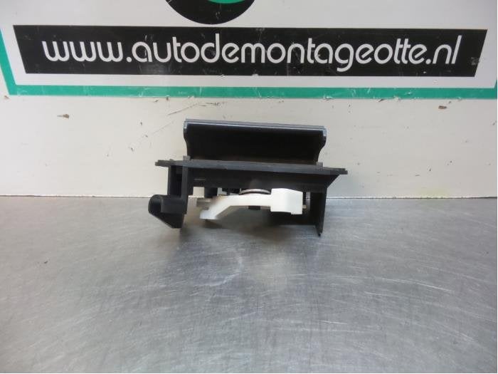 Poignée hayon d'un Toyota Corolla (Corolla 02-), -, 3 mois de garantie, Toyota, Utilisé