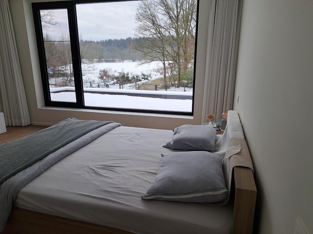 Tweepersoonbed met hoofdbord