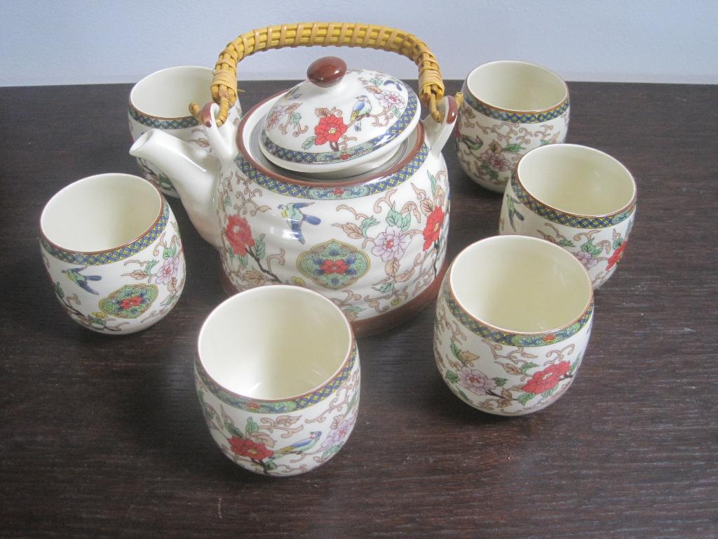 mooi theeservies kwaliteits porselein gemerkt, Huis en Inrichting, Keuken | Servies, Ophalen of Verzenden, Zo goed als nieuw, Porselein