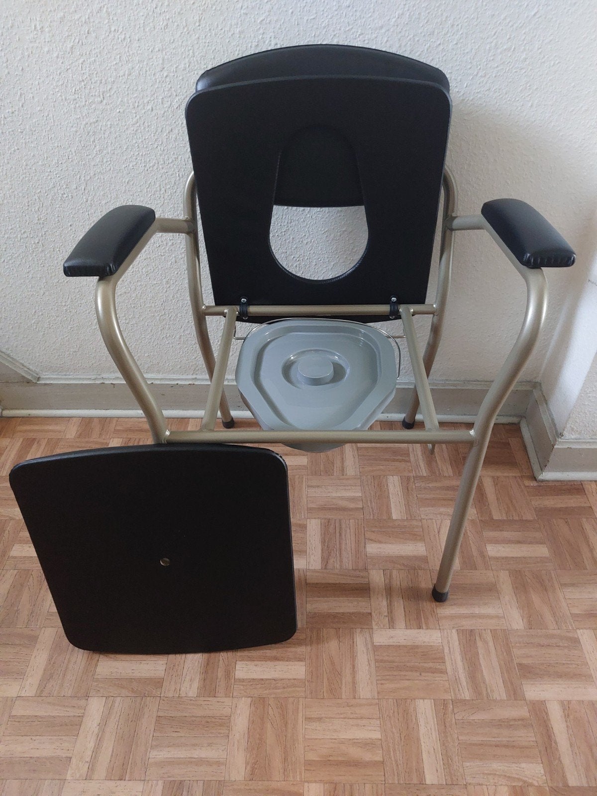 chaise percée, Enlèvement