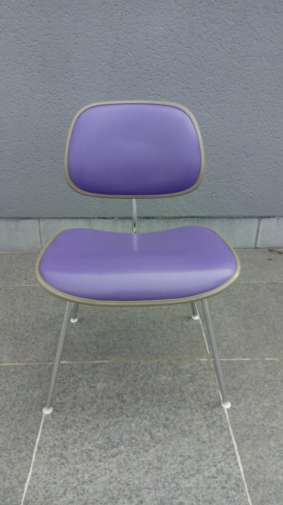 Chaise DCM Eames ed Herman Miller, Enlèvement