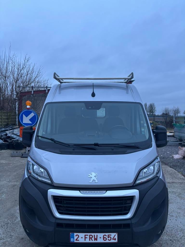 Camionet met trekhaak en dakdrager, Autos, Argent ou Gris, Achat, Entreprise, 3 places