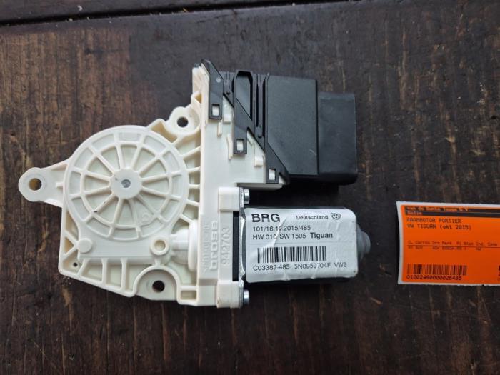 Moteur de vitre portière d'un Volkswagen Tiguan, Enlèvement ou Envoi, 3 mois de garantie, Utilisé, Volkswagen