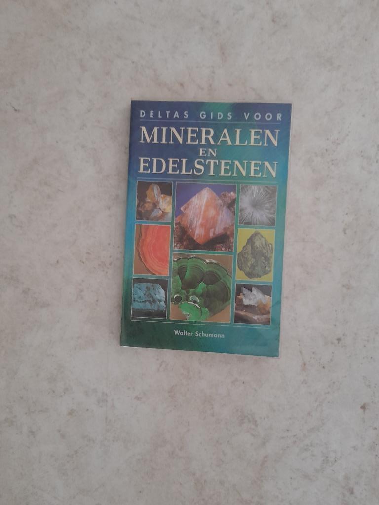 Boek Deltas gids voor mineralen en edelstenen, Ophalen of Verzenden