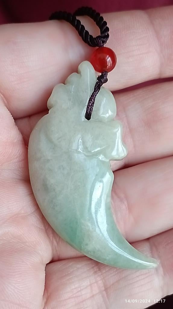 Pendentif porte-bonheur en jade sculpté avec certificat, Bijoux, Sacs & Beauté, Pendentifs, Neuf, Pierre ou Minéral, Autres couleurs