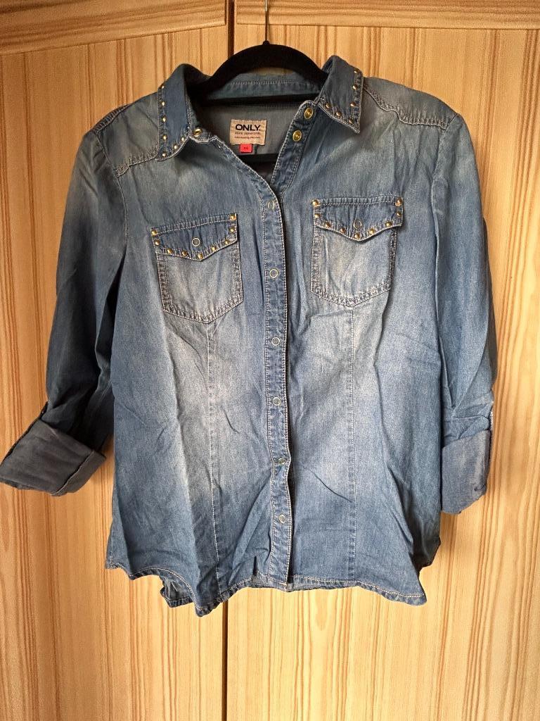 Jeansblouse Only met studs maat 40, Kleding | Dames, Blouses en Tunieken, Ophalen of Verzenden, Zo goed als nieuw, Maat 38/40 (M)