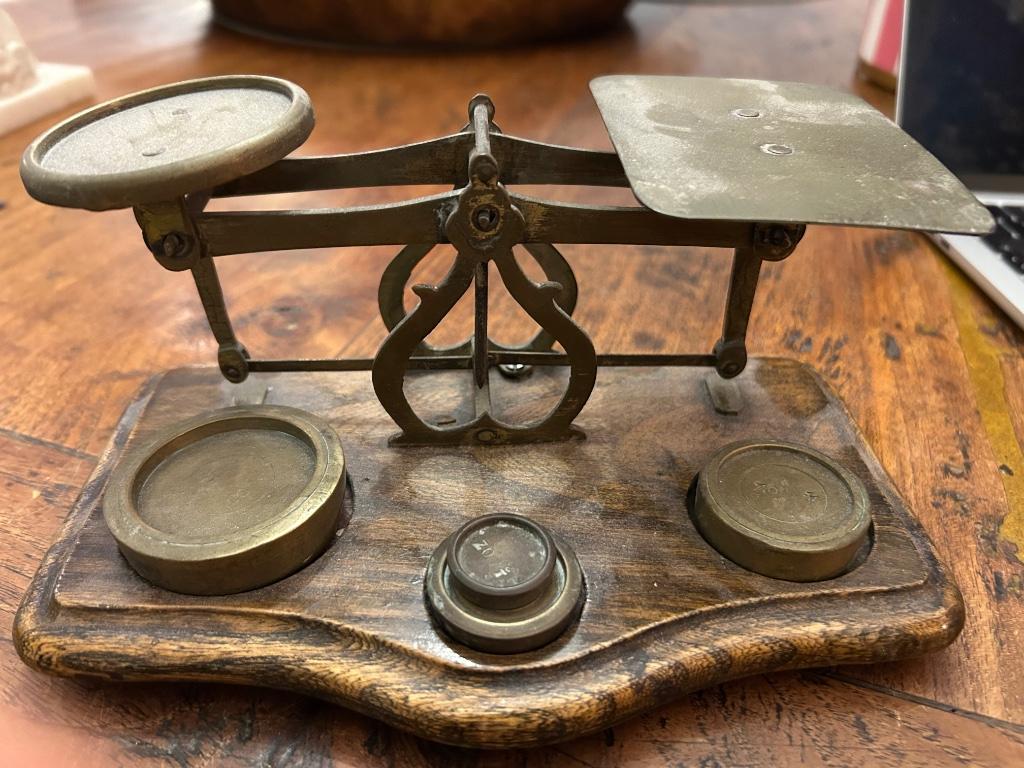 Ancienne petite balance Anglaise  avec les poids, Enlèvement ou Envoi