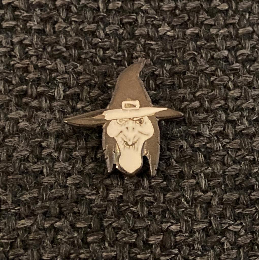 PIN - HEKS - WITCH - SORCIÈRE, Envoi, Utilisé, Figurine, Insigne ou Pin's