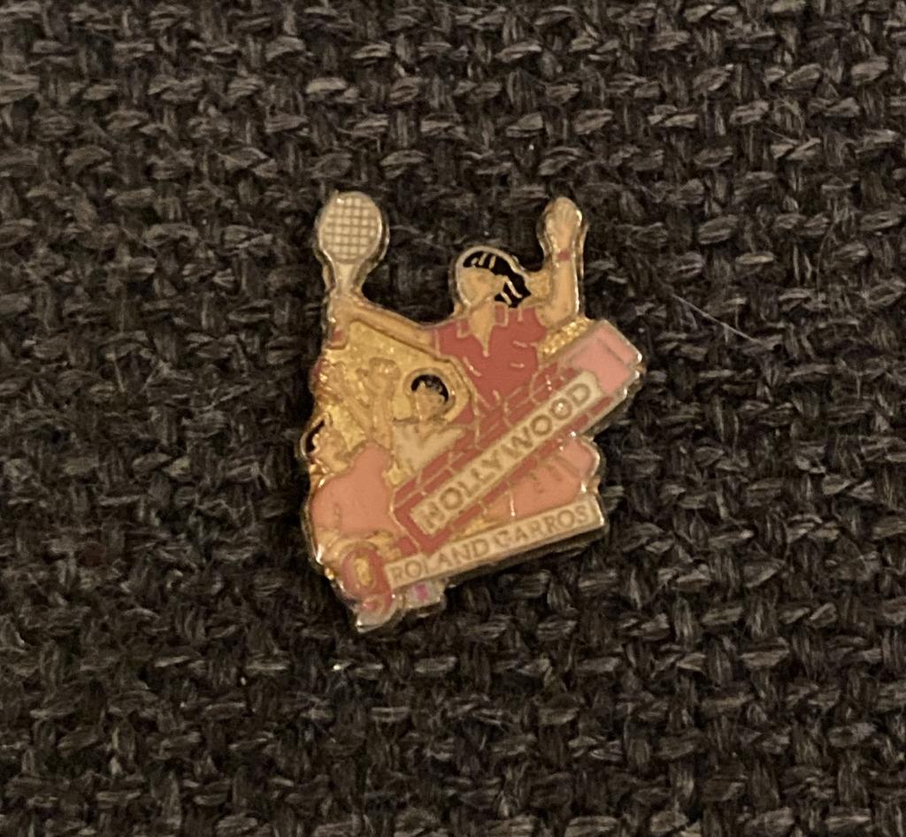 PIN - ROLAND GARROS - TENNIS - HOLLYWOOD - KAUWGOM, Envoi, Utilisé, Sport, Insigne ou Pin's