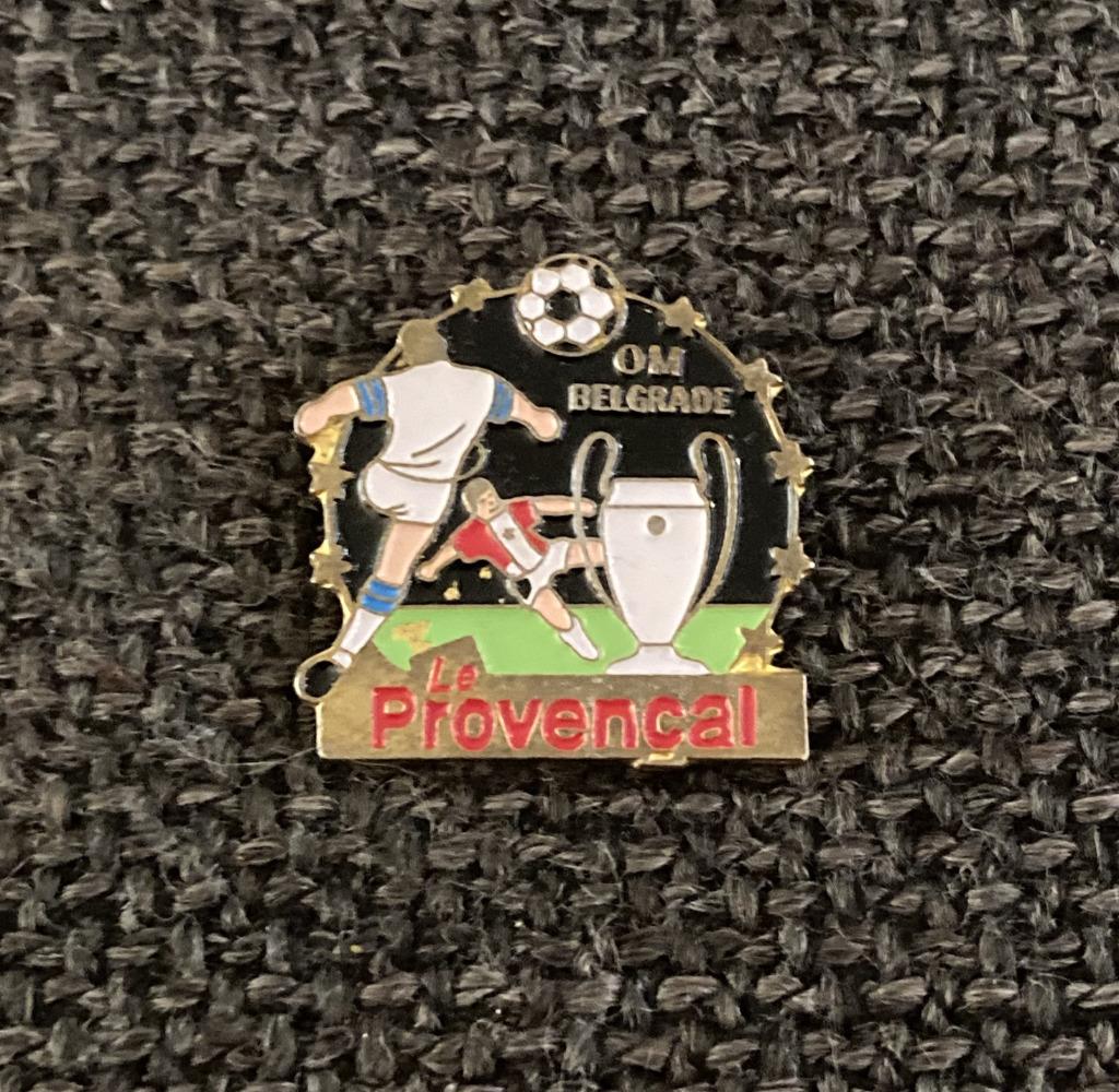 PIN - LE PROVENCAL - OLYMPIQUE MARSEILLE - BELGRADE- VOETBAL, Envoi, Utilisé, Sport, Insigne ou Pin's