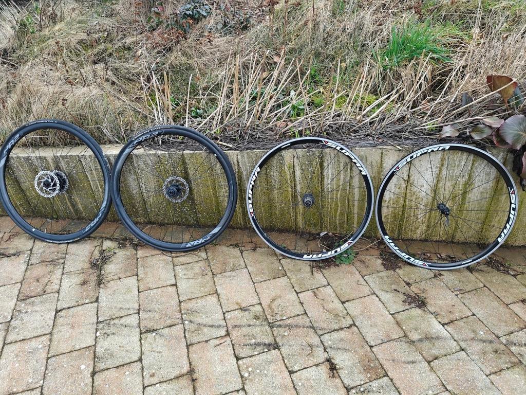 2 koersfietswielensets (Sensa Supra RA30 en Giant PR2 disc), Vélos & Vélomoteurs, Enlèvement, Utilisé, Pneu