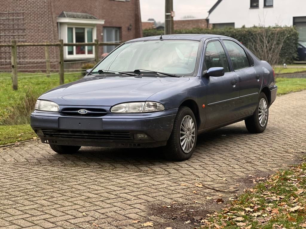 Ford Mondeo Benzine 1ste eigenaar 700€, Auto's, Ford, Bedrijf, Te koop, Mondeo, Benzine, Berline, 5 deurs, Handgeschakeld, Zilver of Grijs