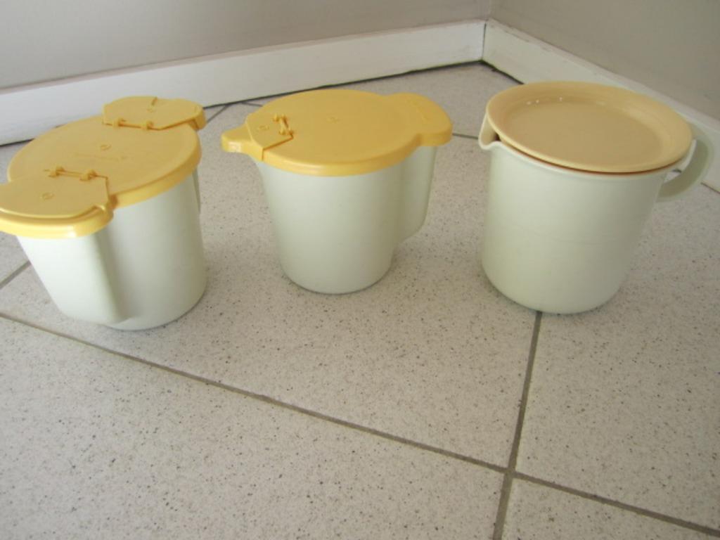 Tupperware 2 melkkannetjes, Maison & Meubles, Cuisine| Tupperware, Utilisé, Bol ou Canette, Jaune, Enlèvement ou Envoi