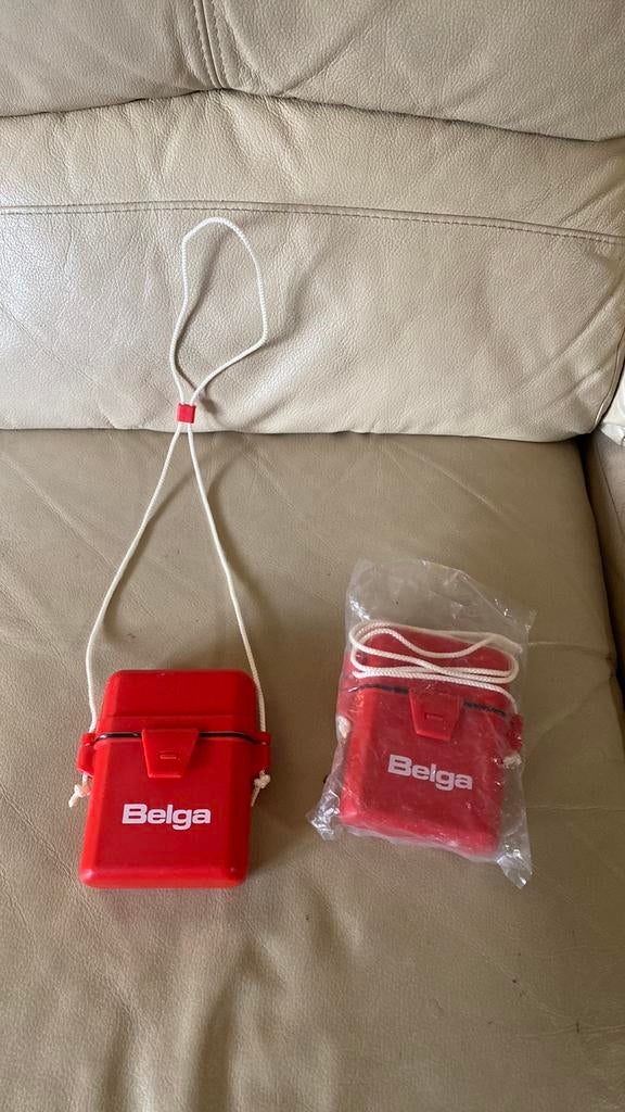 Paar nieuwe Belga sigarettenhouders, Nieuw