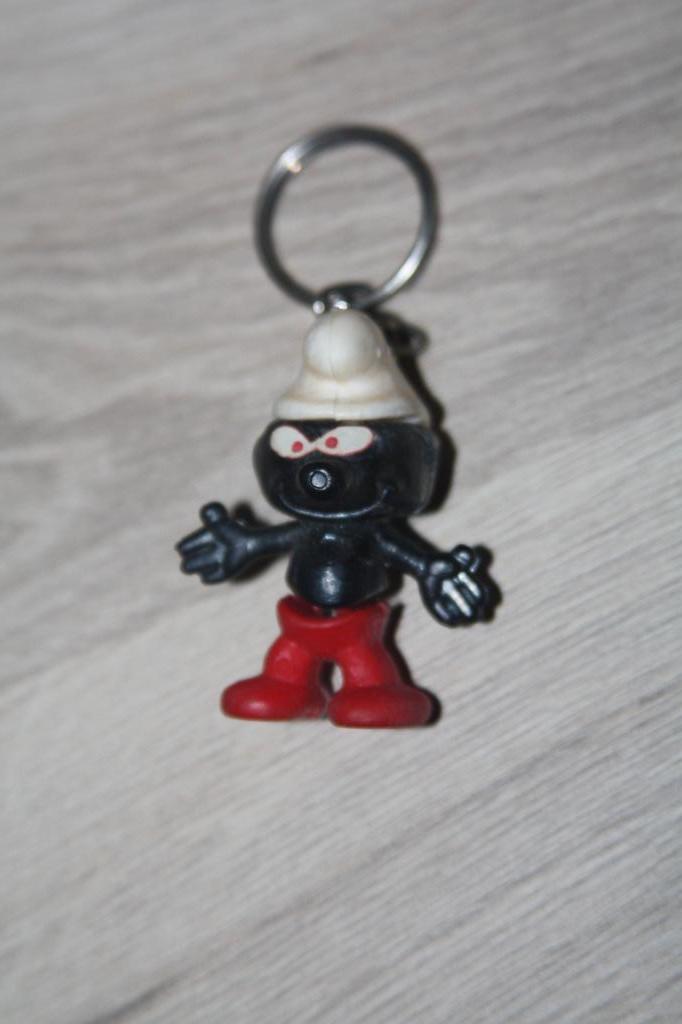 Oude sleutelhanger zwarte Smurf , Milkana ( 4 cm ) plastic, Verzamelen, Ophalen of Verzenden, Gebruikt, Overige Smurfen, Poppetje, Figuurtje of Knuffel