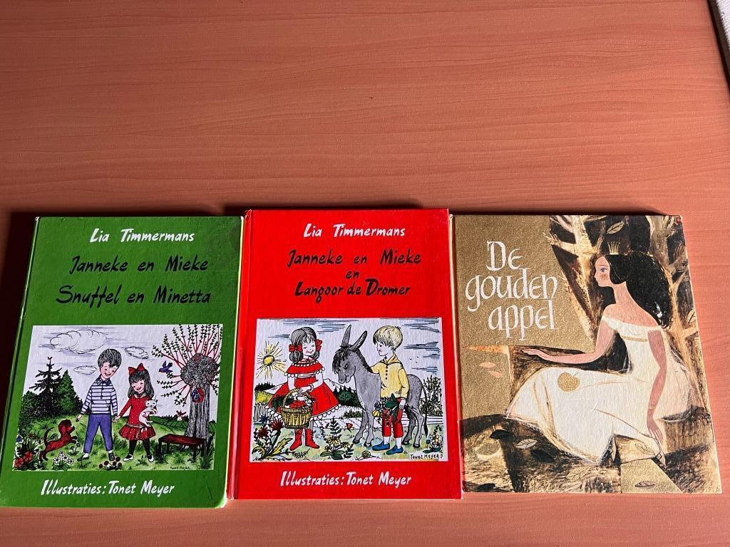 Gouden Bladzijden, naverteld door Lia Timmermans + Janneke E, Ophalen of Verzenden, Gelezen, Sprookjes