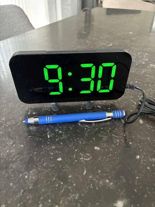 Digitale led klok met alarm en USB., Ophalen of Verzenden, Zo goed als nieuw, Digitaal