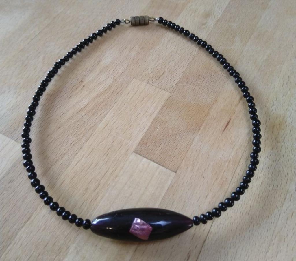 Collier avec perles noires, Bijoux, Sacs & Beauté, Colliers, Enlèvement ou Envoi, Utilisé, Noir, Synthétique